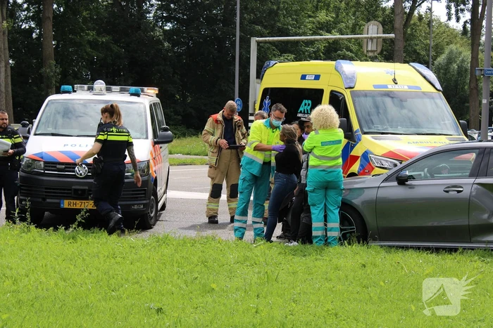 Twee auto's botsen op kruising