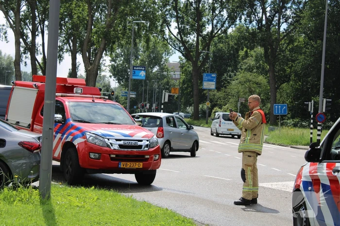 Twee auto's botsen op kruising