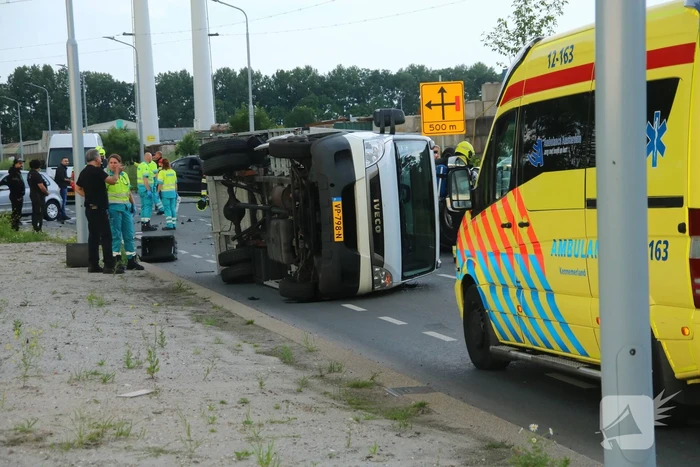 Autotransporter verliest auto en belandt op z'n kant na ongeval