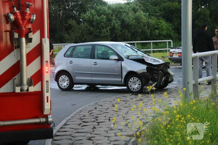 Autotransporter verliest auto en belandt op z'n kant na ongeval