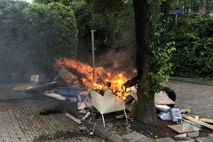 Flinke brand in berg grofvuil