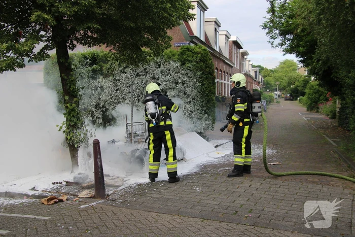 Flinke brand in berg grofvuil