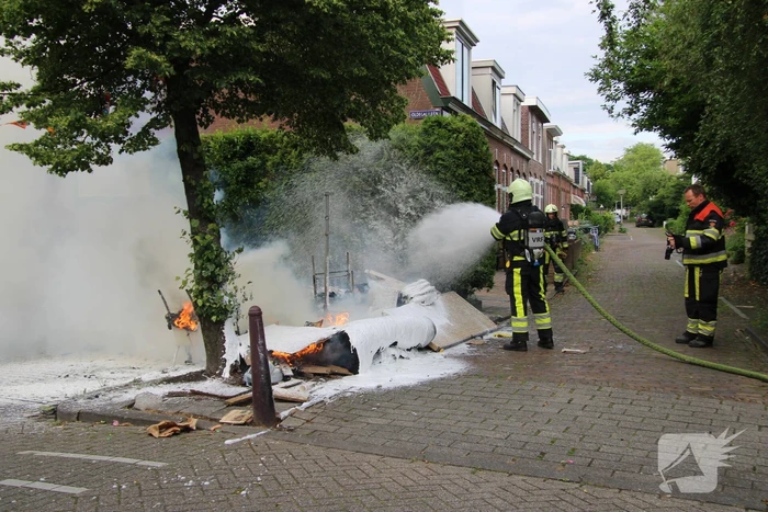 Flinke brand in berg grofvuil