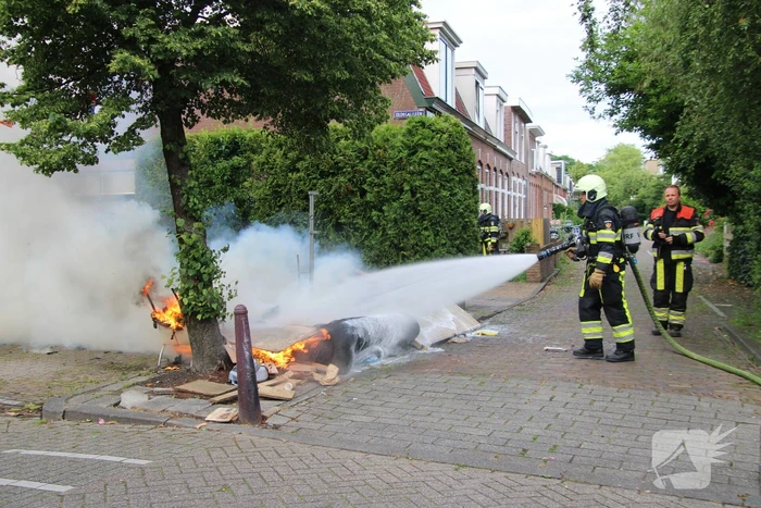 Flinke brand in berg grofvuil