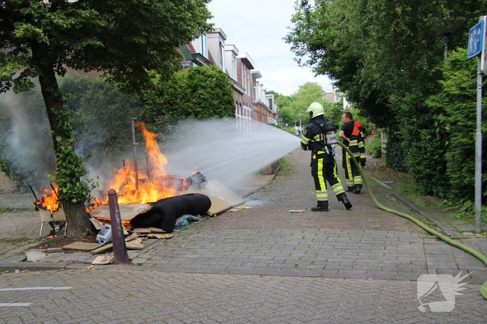 Flinke brand in berg grofvuil