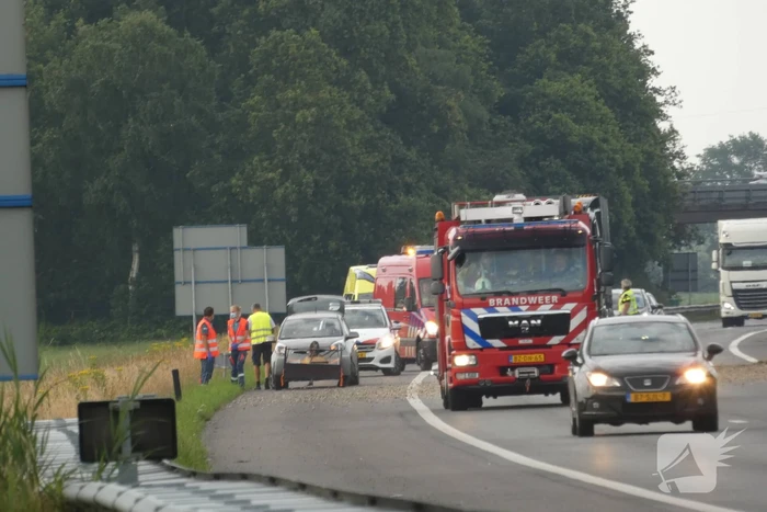 Snelweg afgesloten nadat aanhanger inhoud verliest door ongeval