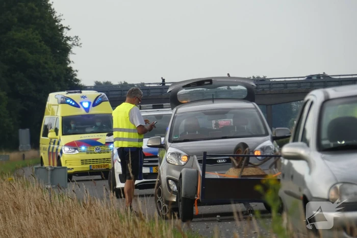 Snelweg afgesloten nadat aanhanger inhoud verliest door ongeval