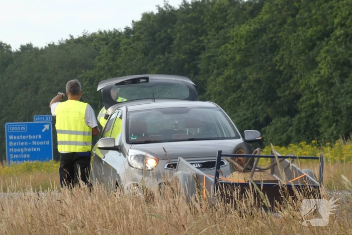 Snelweg afgesloten nadat aanhanger inhoud verliest door ongeval