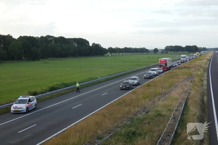 Snelweg afgesloten nadat aanhanger inhoud verliest door ongeval