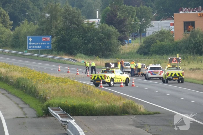 Snelweg afgesloten nadat aanhanger inhoud verliest door ongeval