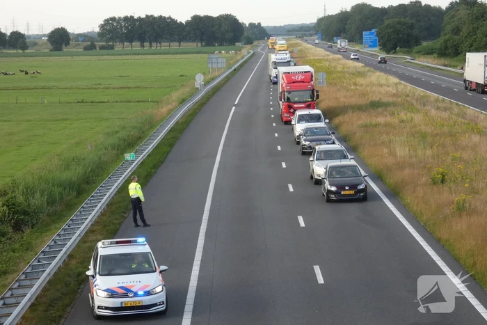 Snelweg afgesloten nadat aanhanger inhoud verliest door ongeval