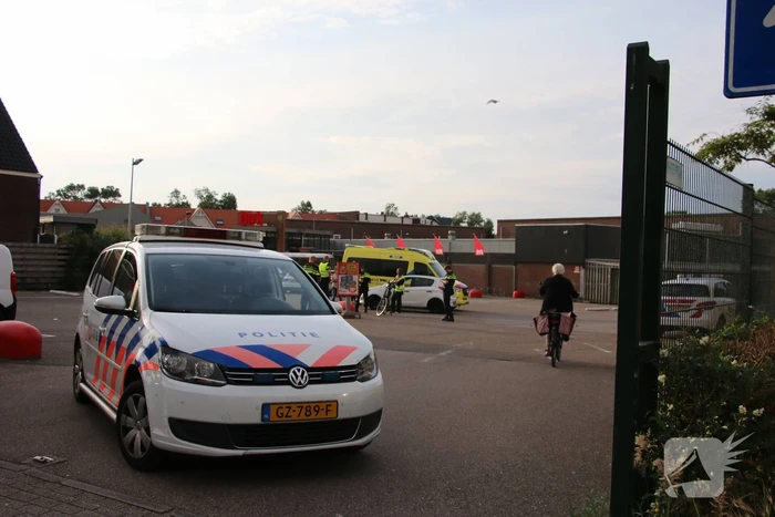 Fietser gewond na ongeval met auto op parkeerplaats
