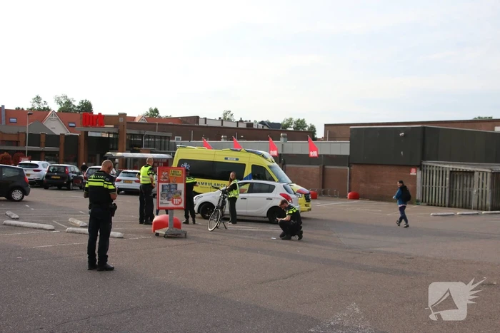Fietser gewond na ongeval met auto op parkeerplaats