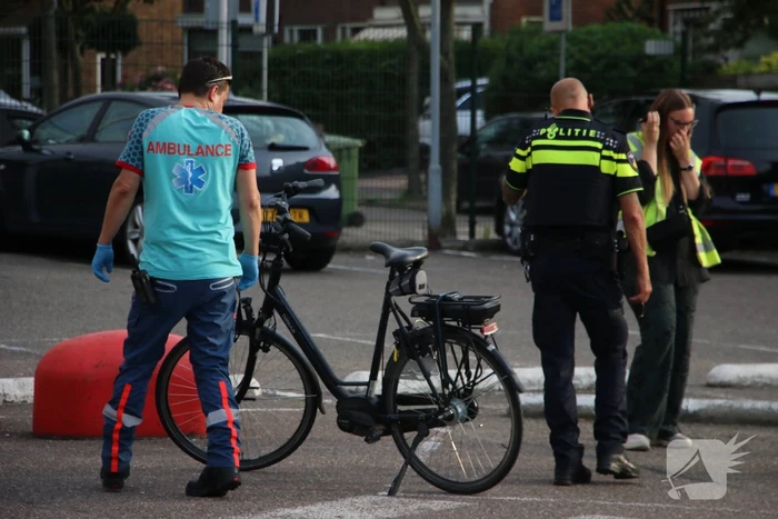 Fietser gewond na ongeval met auto op parkeerplaats