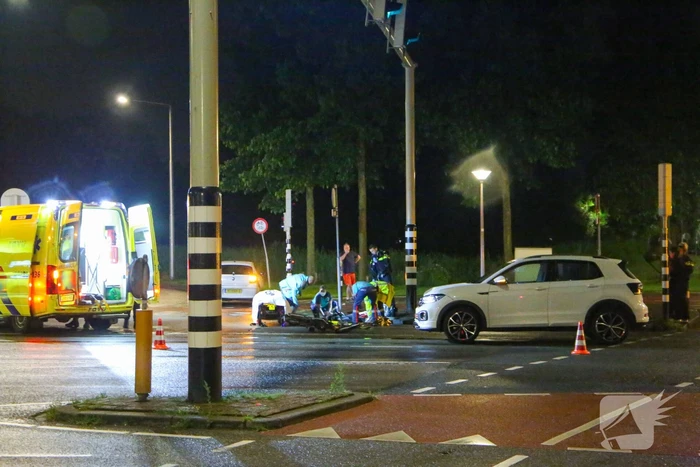 Snorfietser gewond door ongeval met personenauto