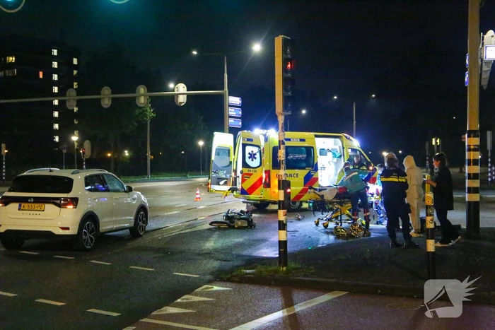 Snorfietser gewond door ongeval met personenauto