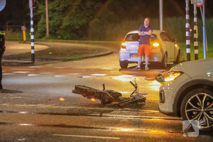 Snorfietser gewond door ongeval met personenauto