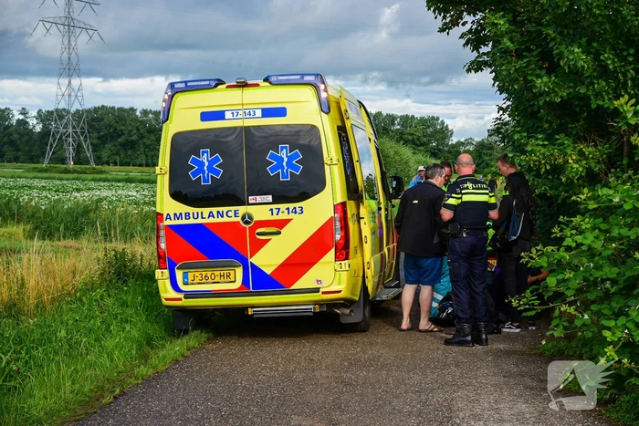 Brommerrijdster gaat met brommer hard onderuit