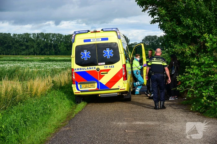 Brommerrijdster gaat met brommer hard onderuit