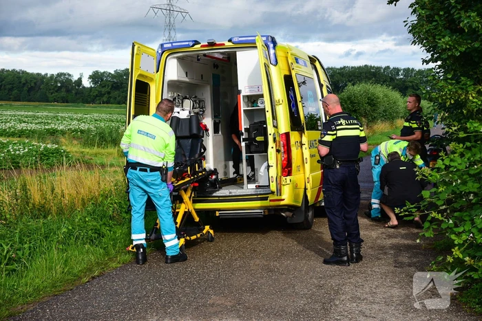 Brommerrijdster gaat met brommer hard onderuit