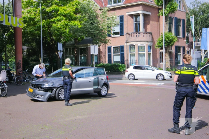 Twee personenwagens botsen op elkaar