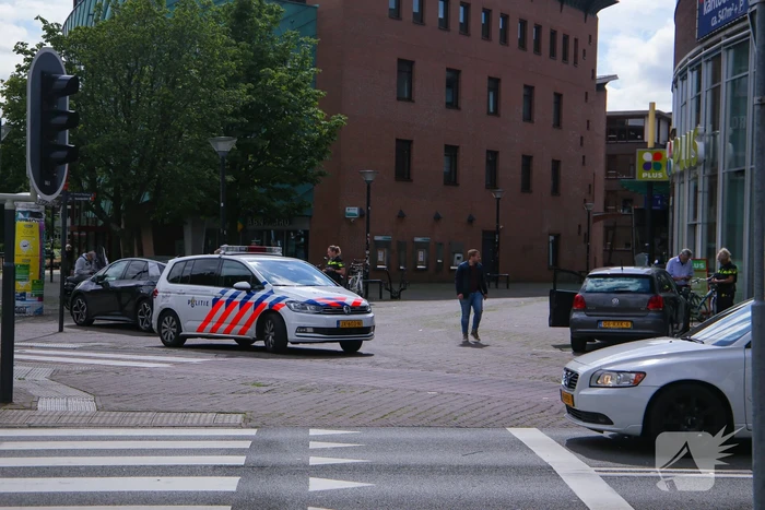 Twee personenwagens botsen op elkaar