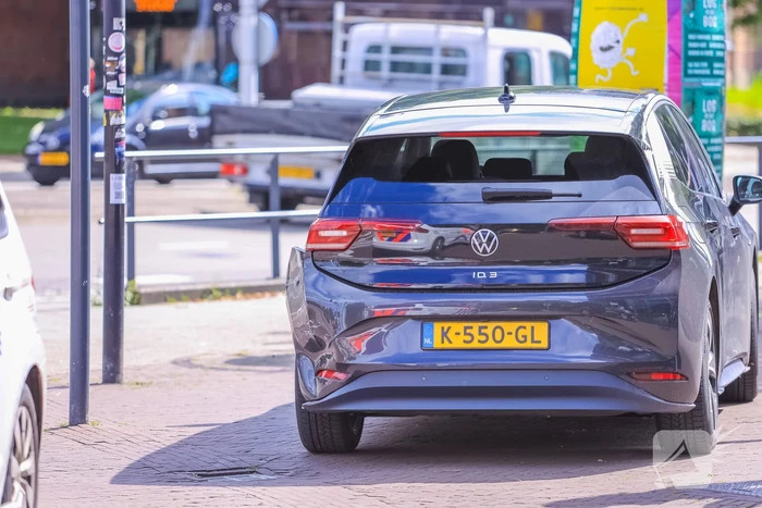 Twee personenwagens botsen op elkaar