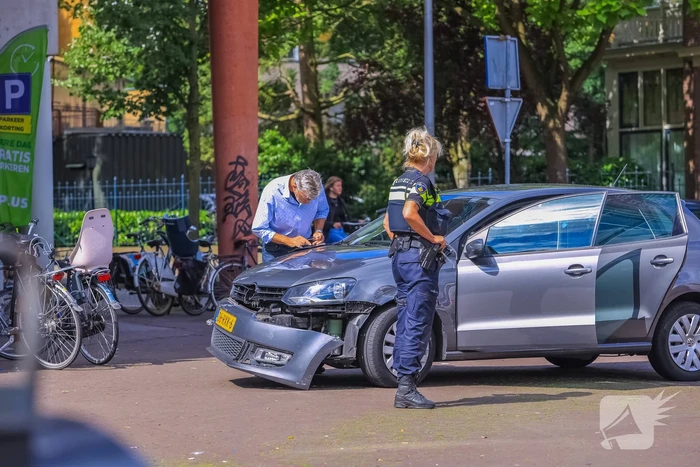 Twee personenwagens botsen op elkaar