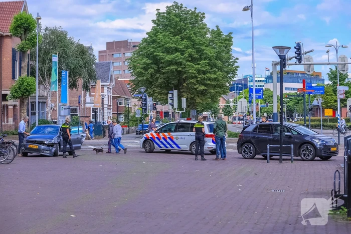 Twee personenwagens botsen op elkaar