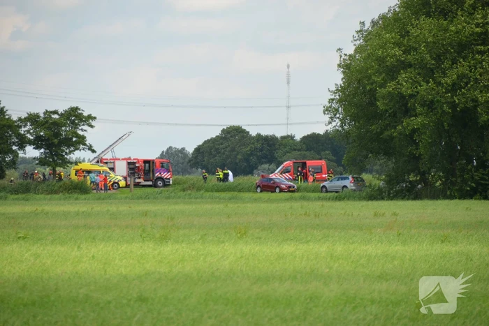 Hond en bestuurder uit te water geraakte auto gered
