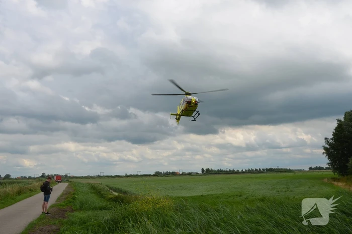 Hond en bestuurder uit te water geraakte auto gered