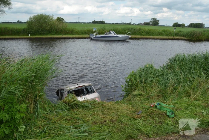 Hond en bestuurder uit te water geraakte auto gered