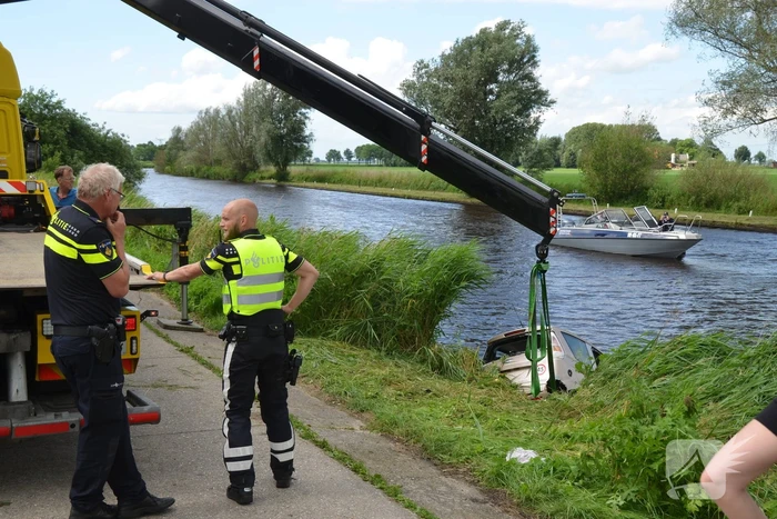 Hond en bestuurder uit te water geraakte auto gered