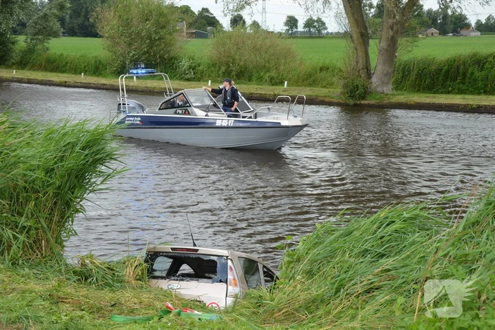 Hond en bestuurder uit te water geraakte auto gered