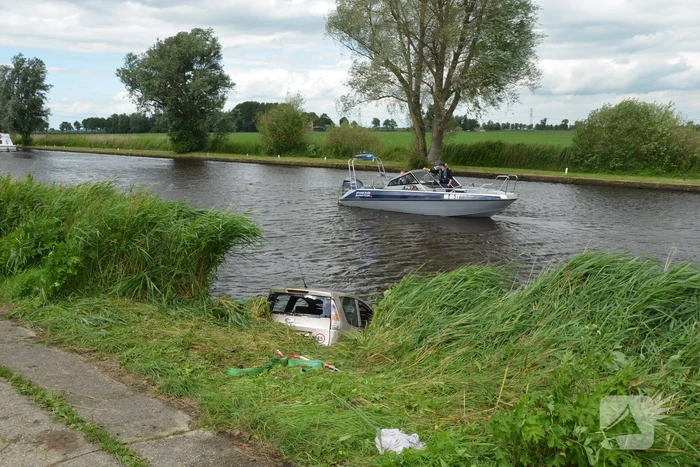 Hond en bestuurder uit te water geraakte auto gered