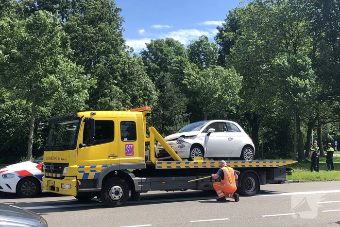 Taxibus en personenwagen botsen op kruising