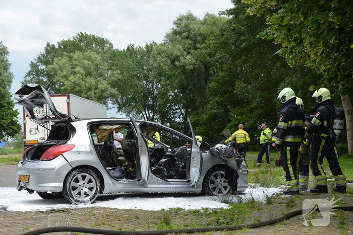 Auto brandt volledig uit OK Tankstation De Mieden