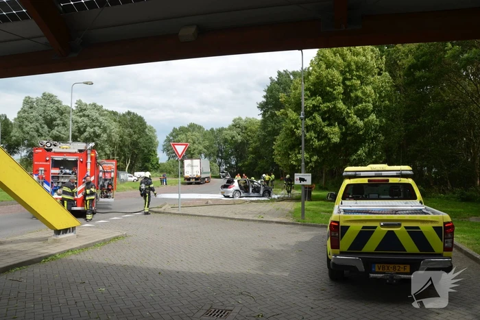 Auto brandt volledig uit OK Tankstation De Mieden