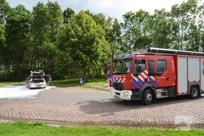 Auto brandt volledig uit OK Tankstation De Mieden