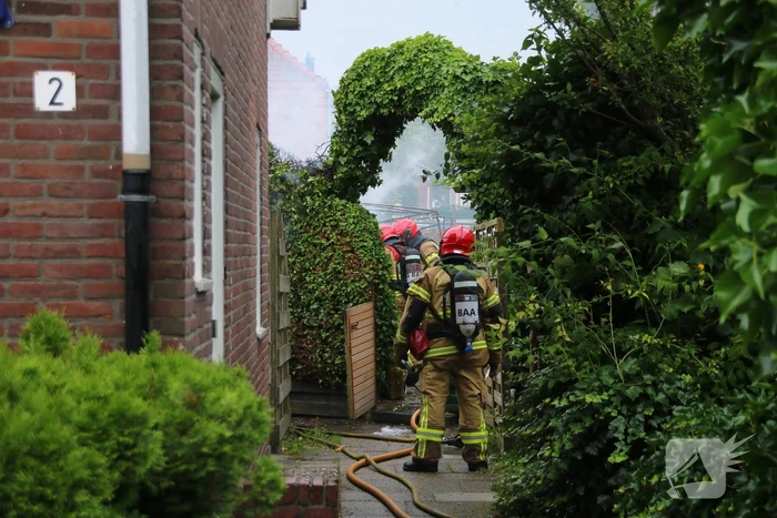 Schuur achter woning verwoest door brand