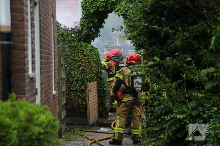 Schuur achter woning verwoest door brand