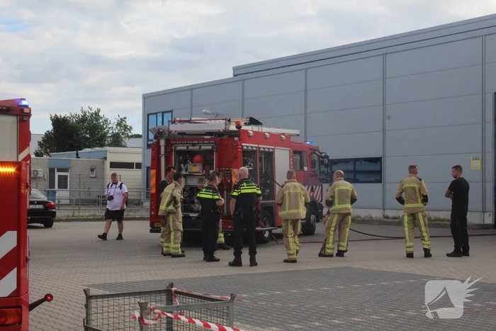 Brand in bedrijfspand snel onder controle