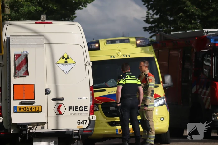 Bus met mogelijke gevaarlijke stoffen rijdt tegen boom