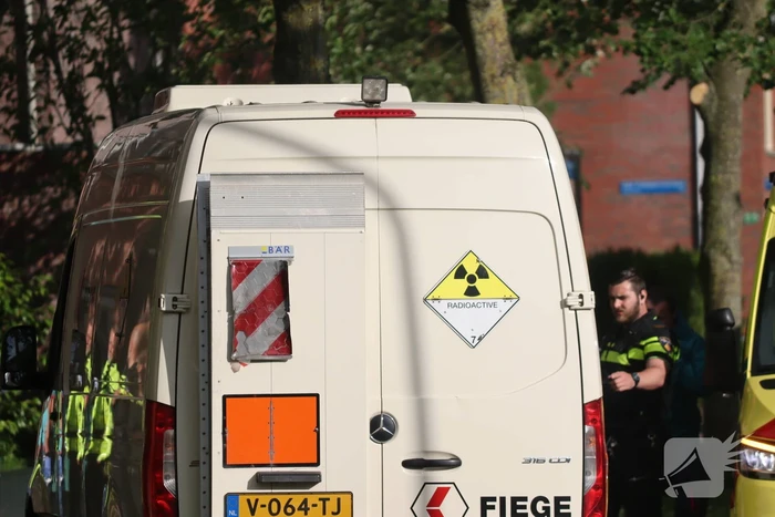 Bus met mogelijke gevaarlijke stoffen rijdt tegen boom