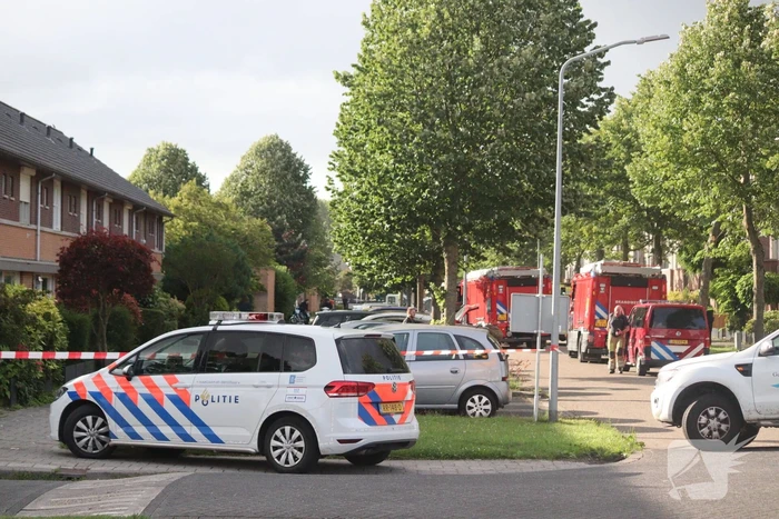 Bus met mogelijke gevaarlijke stoffen rijdt tegen boom
