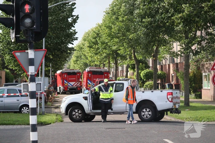 Bus met mogelijke gevaarlijke stoffen rijdt tegen boom