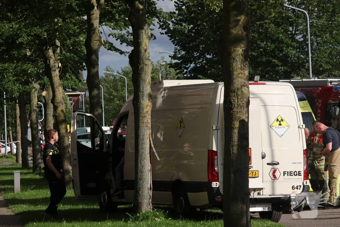Bus met mogelijke gevaarlijke stoffen rijdt tegen boom
