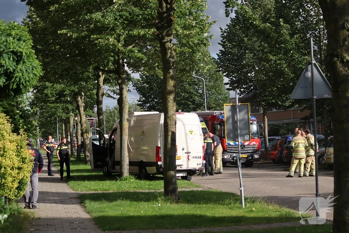 Bus met mogelijke gevaarlijke stoffen rijdt tegen boom