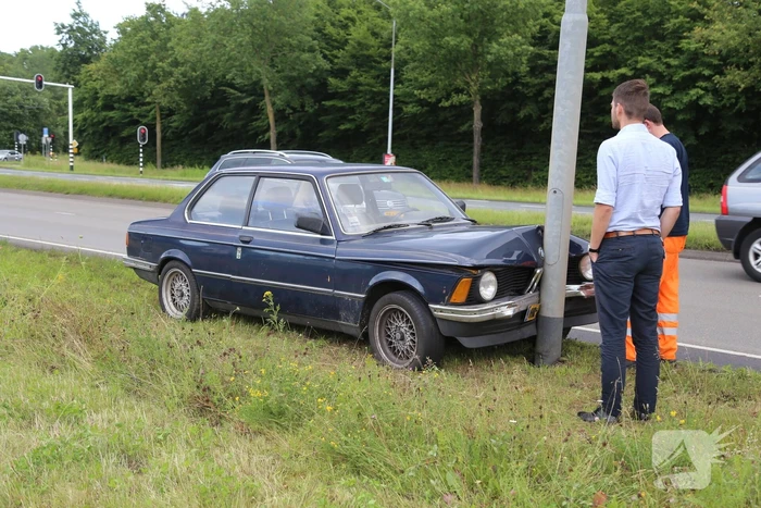 Auto rijdt tegen lantaarnpaal