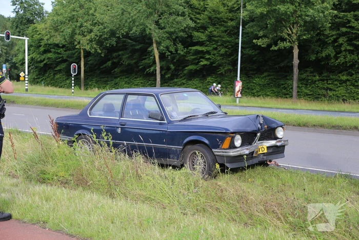 Auto rijdt tegen lantaarnpaal